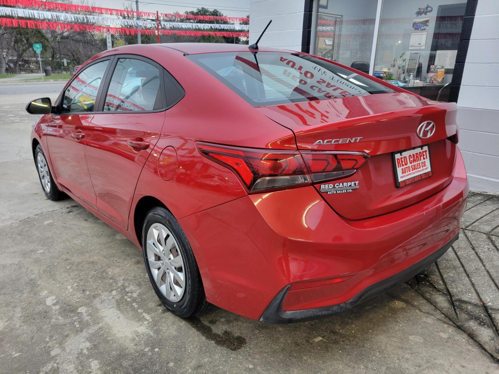 2018 Red Hyundai Accent SEL 4-Door 6A (3KPC24A35JE) with an 1.6L L4 DOHC 16V engine, 6A transmission, located at 503 West Court, Seguin, TX, 78155, (830) 379-3373, 29.568621, -97.969803 - Photo #3